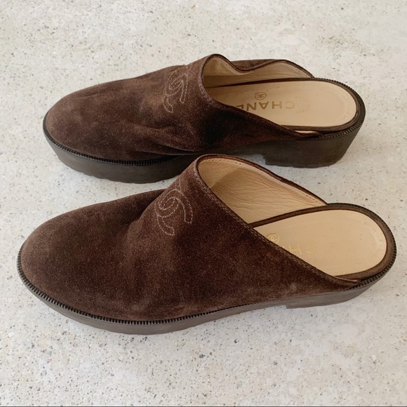 ✖️SOLD✖️ VINTAGE CHANEL CC Suede Mules Clogs - Picture 2 of 7